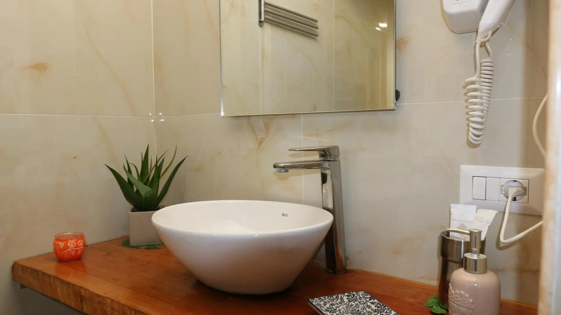Opera Home Elegance Neapol 0*,  Itálie